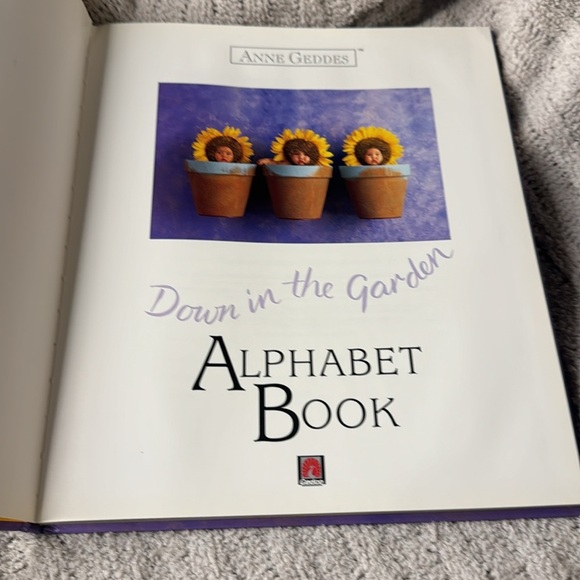Anne Geddes Alphabet Book - 26 Beautiful Babies in Natural Settings - Picture 6 of 8